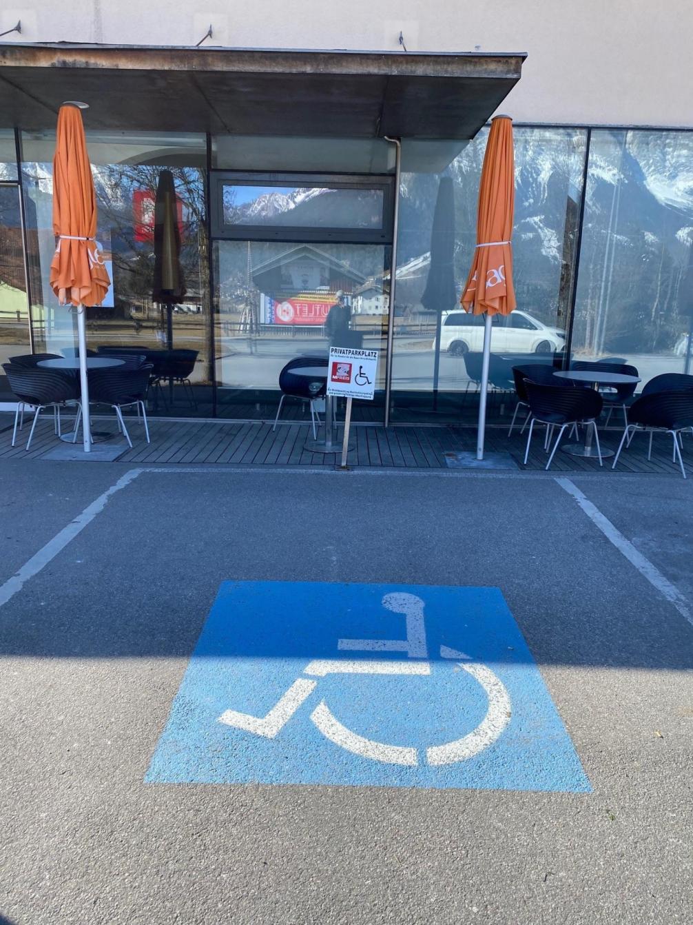 Foto eines behindertengerecht adaptierten und gekennzeichneten Parkplatzes in einer Tiroler Gemeinde